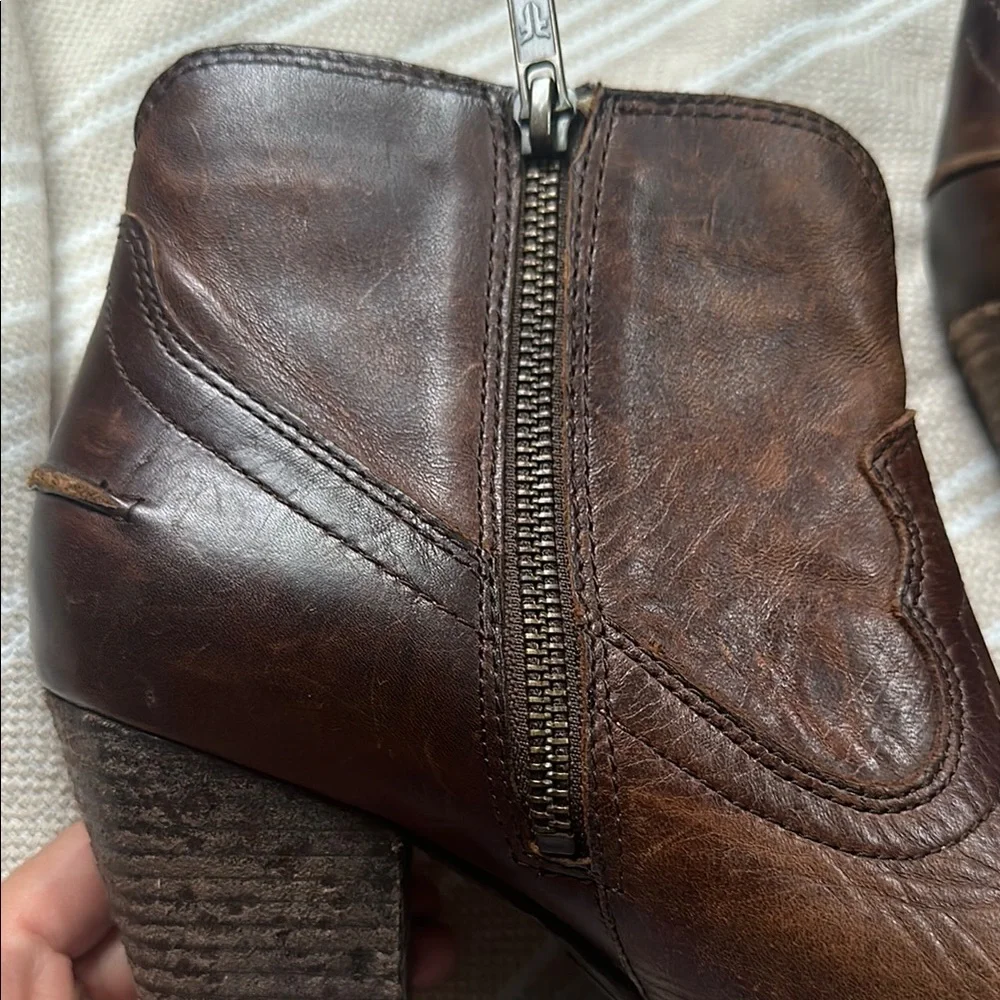 Frye Renee Seam Short Ankle Boots - US 8.5 - Picture 13 of 14